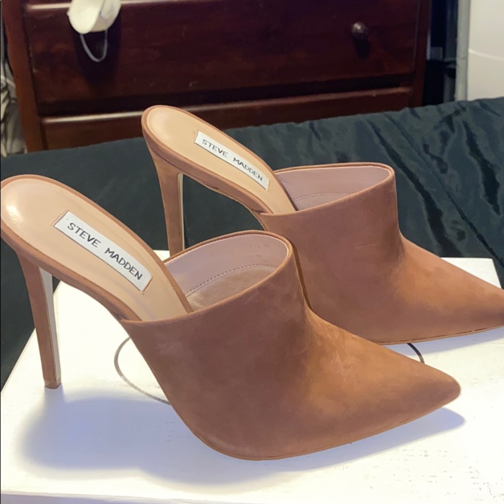 Gorgeous Tan Nubuck pumps. Can fit 8-81/2